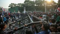 Detik-detik Pintu Gerbang Belakang DPR Dirobohkan Massa Demo