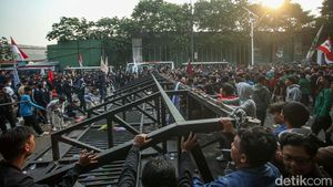 Detik-detik Pintu Gerbang Belakang DPR Dirobohkan Massa Demo