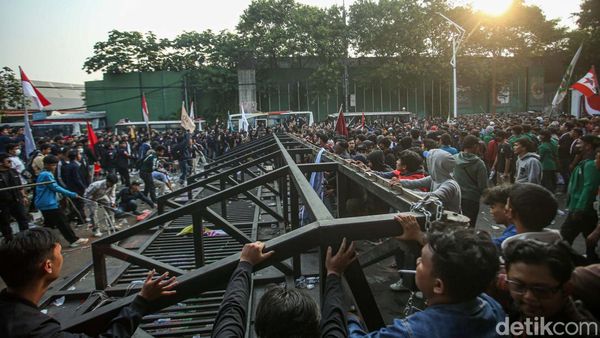 Detik-detik Pintu Gerbang Belakang DPR Dirobohkan Massa Demo