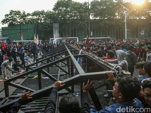 Detik-detik Pintu Gerbang Belakang DPR Dirobohkan Massa Demo