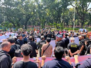 Eks Aktivis 98 Tiba di MK Gelar Aksi Tolak RUU Pilkada Eks Aktivis 98 Tiba di MK Gelar Aksi Tolak RUU Pilkada
