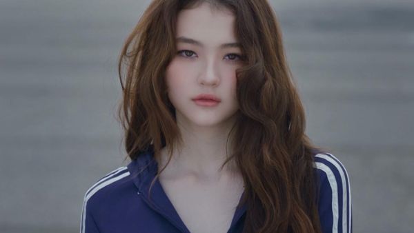 7 Foto Ella Gross Jadi Personel Pertama MEOVV, Paras Blasteran Jadi Sorotan