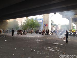 Mahasiswa Demo Revisi UU Pilkada di Makassar Bubar, Lalin Kembali Normal Mahasiswa Demo Revisi UU Pilkada di Makassar Bubar, Lalin Kembali Normal