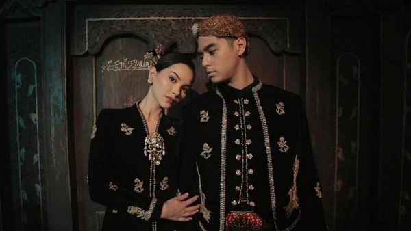 7 Potret Al Ghazali-Alyssa Daguise Pakai Beskap & Kebaya, Bak Pengantin Jawa