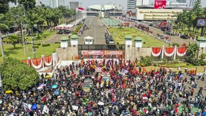 Foto Udara Suasana Pendemo Geruduk Gedung DPR