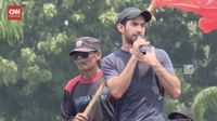 Gaya Simpel Artis Ikut Aksi Demo UU Pilkada, Reza Rahadian Berkaus Hitam