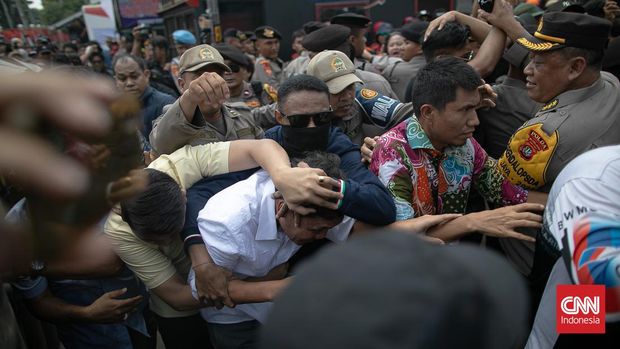 Anggota DPR RI Fraksi Gerindra Habiburokhman memberikan pernyataan singkat ketika menemui massa tindakan di depan Gedung MPR/DPR, Senayan, Jakarta, Kamis (22/8).