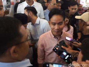 Senyum Gibran Saat Ditanya Polemik RUU Pilkada