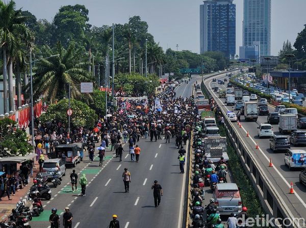 Jalan Gatsu Depan DPR Ditutup, Kendaraan Diarahkan ke Busway