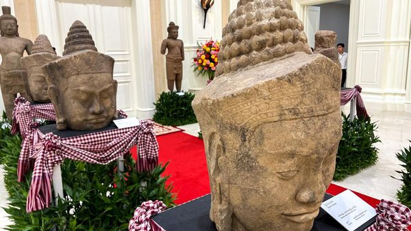 Kamboja Berhasil Pulangkan 70 Artefak yang Dicuri dan Dijual
