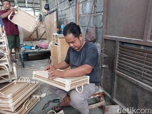 Kesetiaan Muslih Merajut Masa Depan Kerajinan Rotan Cirebon Kesetiaan Muslih Merajut Masa Depan Kerajinan Rotan Cirebon