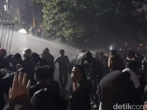 Demo Depan Gedung DPRD Jabar Ricuh, Polisi Semprot Water Cannon! Demo Depan Gedung DPRD Jabar Ricuh, Polisi Semprot Water Cannon!