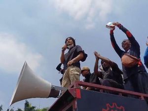 Kala Komika dan Selebritas Turun ke Jalan Tolak Revisi UU Pilkada Kala Komika dan Selebritas Turun ke Jalan Tolak Revisi UU Pilkada
