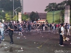 Situasi Pintu Belakang DPR Magrib Ini: Massa Demo Mulai Bubar