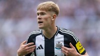 Lewis Hall dijual ke Newcastle United seharga 28 juta Pound pada Juli 2024. Ia sudah bermain bersama The Magpies sejak musim lalu dengan status pinjaman, dan kini dipermanenkan. Foto: Visionhaus/Getty Images/Visionhaus