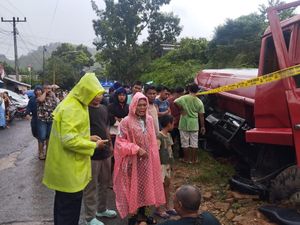 Truk Air Tabrak Rumah-Pohon gegara Rem Blong di Sibolga, 1 Tewas Terlindas Truk Air Tabrak Rumah-Pohon gegara Rem Blong di Sibolga, 1 Tewas Terlindas