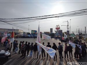 Kawal Putusan MK, Mahasiswa Demo Tutup Simpang Ciceri Serang