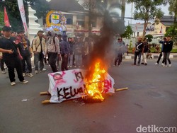Demo soal Revisi UU Pilkada, Mahasiswa Cirebon Bakar Keranda