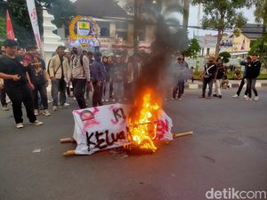 Demo soal Revisi UU Pilkada, Mahasiswa Cirebon Bakar Keranda Demo soal Revisi UU Pilkada, Mahasiswa Cirebon Bakar Keranda