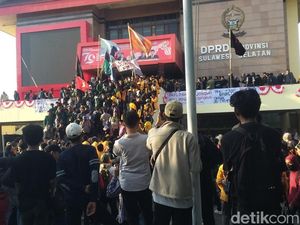 Massa Demo Tolak Revisi UU Pilkada di Makassar Duduki Gedung DPRD Sulsel Massa Demo Tolak Revisi UU Pilkada di Makassar Duduki Gedung DPRD Sulsel