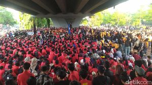 Potret Massa Demo Revisi UU Pilkada di Fly Over Makassar-DPRD Sulsel