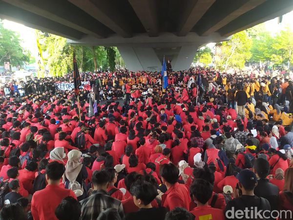 Potret Massa Demo Revisi UU Pilkada di Fly Over Makassar-DPRD Sulsel