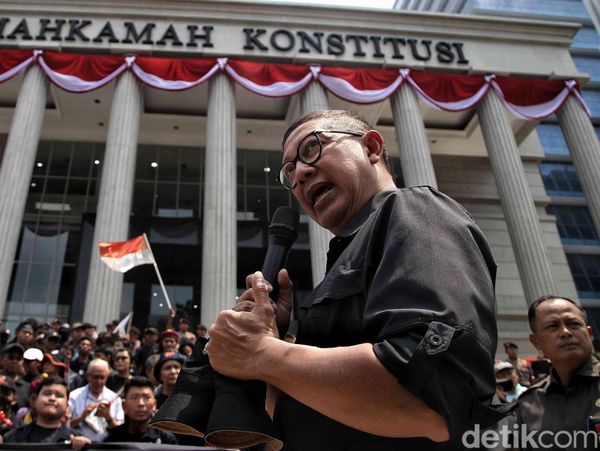 Mantan Menag Lukman Hakim Ikut Orasi Tolak Revisi UU Pilkada di MK