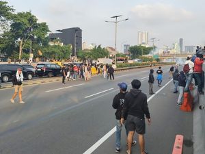 Massa Demo di Depan DPR Terobos Tol Dalam Kota
