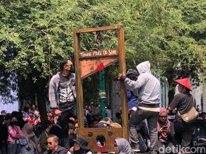 Massa Aksi Jogja Memanggil Long March ke Titik Nol, Bawa Guillotine Tirani Massa Aksi Jogja Memanggil Long March ke Titik Nol, Bawa Guillotine Tirani