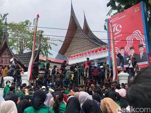 Massa Demo Kawal Putusan MK di Sumbar Kecewa Tak Ditemui Anggota DPRD Massa Demo Kawal Putusan MK di Sumbar Kecewa Tak Ditemui Anggota DPRD