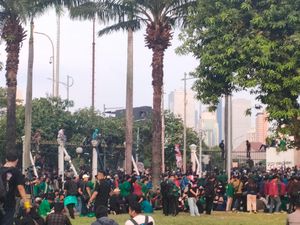 Massa Demo Sempat Masuk Halaman Gedung DPR