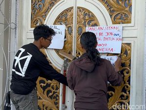 Kantor DPRD Jambi Disegel Pendemo Tolak Revisi UU Pilkada