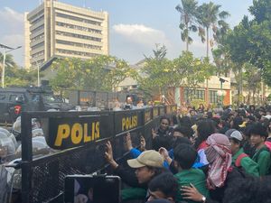 Massa Demo Dorong Barikade di Gerbang Belakang DPR