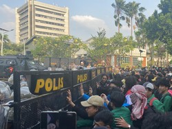 Massa Demo Dorong Barikade di Gerbang Belakang DPR