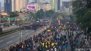 Massa Demo DPR Blokade Tol Dalam Kota, Lalin Dialihkan