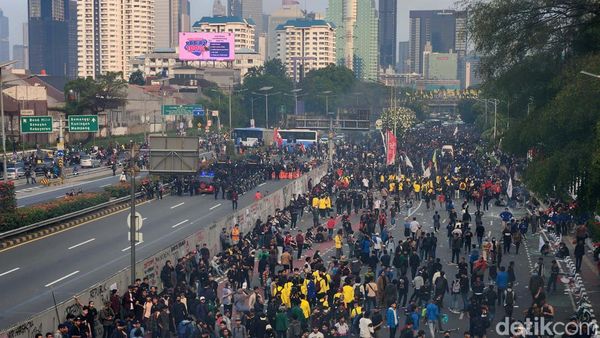 Massa Demo DPR Blokade Tol Dalam Kota, Lalin Dialihkan