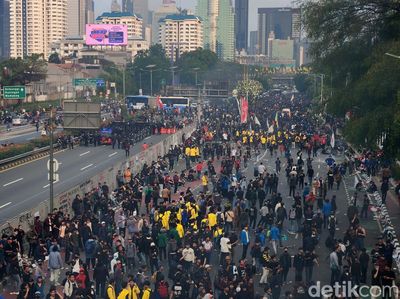 Massa Demo DPR Blokade Tol Dalam Kota, Lalin Dialihkan