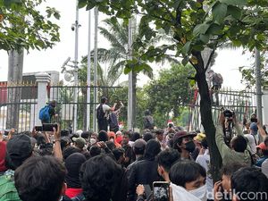 Massa Tolak Revisi UU Pilkada Jebol Pagar Kantor DPR, Polisi Siaga Massa Tolak Revisi UU Pilkada Jebol Pagar Kantor DPR, Polisi Siaga