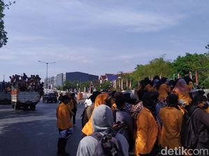 Mahasiswa UNM Demo Revisi UU Pilkada Mulai Berjalan ke Fly Over Makassar