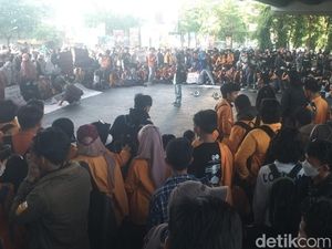 Demo Revisi UU Pilkada di Fly Over Makassar, Lalin Pettarani ke Urip Lumpuh