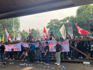 Massa Aksi Robohkan Gerbang Belakang Gedung DPR! Massa Aksi Robohkan Gerbang Belakang Gedung DPR!
