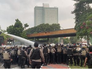 Water Cannon Disemprotkan ke Pendemo di Gerbang Belakang DPR Water Cannon Disemprotkan ke Pendemo di Gerbang Belakang DPR