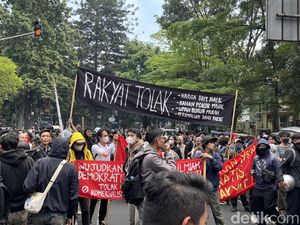Massa Demo Tolak Revisi UU Pilkada Geruduk Gedung DPRD Jabar