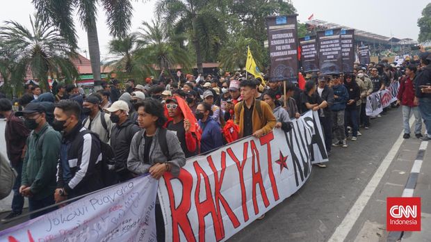 Ribuan massa peserta tindakan Jogja Memanggil nan menolak pengesahan RUU Pilkada mulai melakukan long mars dari Tempat Parkir Abu Bakar Ali (ABA), Suryatmajan, Kota Yogyakarta, Kamis (22/8).