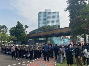 Massa Tolak Revisi UU Pilkada Juga Demo di Gerbang Belakang DPR