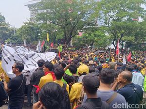Aksi Tolak RUU Pilkada di Semarang, Massa Mahasiswa Geruduk DPRD Jateng Aksi Tolak RUU Pilkada di Semarang, Massa Mahasiswa Geruduk DPRD Jateng
