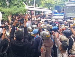 Sejumlah Demonstran Aksi Tolak RUU PIlkada Semarang Dilarikan ke RS