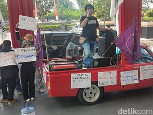 Aktivis dan Masyarakat di Jambi Demo Tolak RUU Pilkada di Gedung DPRD