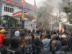 Petasan Berterbangan di Gedung DPRD Jabar