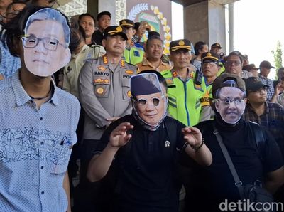 Pakai Topeng Prabowo-Bahlil, Massa Tolak RUU Pilkada Geruduk DPRD Sumsel